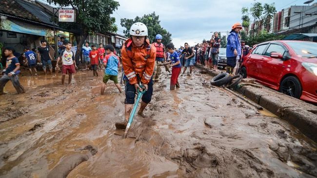 Banjir Bandung Barat: Satu Unit Motor Terseret Arus dan Hanyut ke Selokan