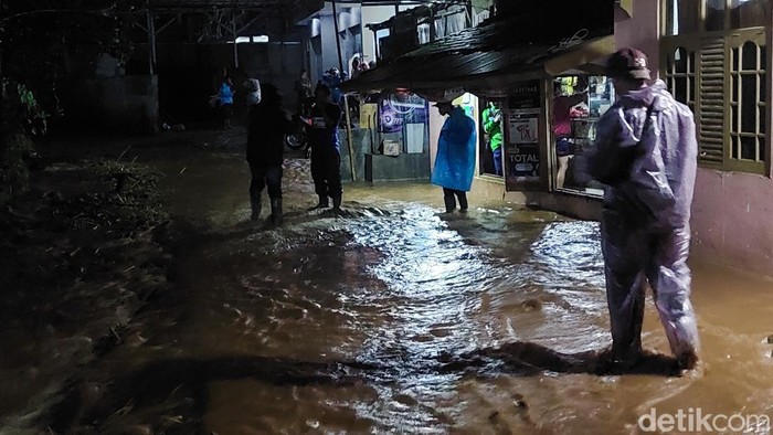 Banjir Lumpur setinggi 1,5m terjang Pemukiman warga di Lembang Bandung Barat